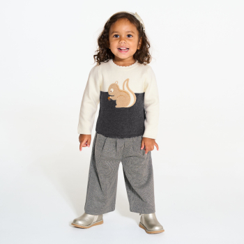 بلوفر منسوج من الصوف الناعم باللون الأبيض، ومنمق برسمة لسنجاب، للفتيات الصغيرات